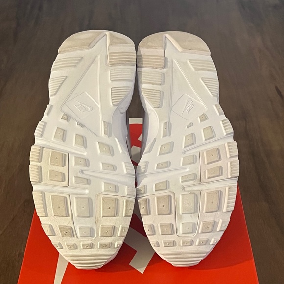 White Nike Huarache Run (GS) Sneakers - Size 4Y - Picture 5 of 6